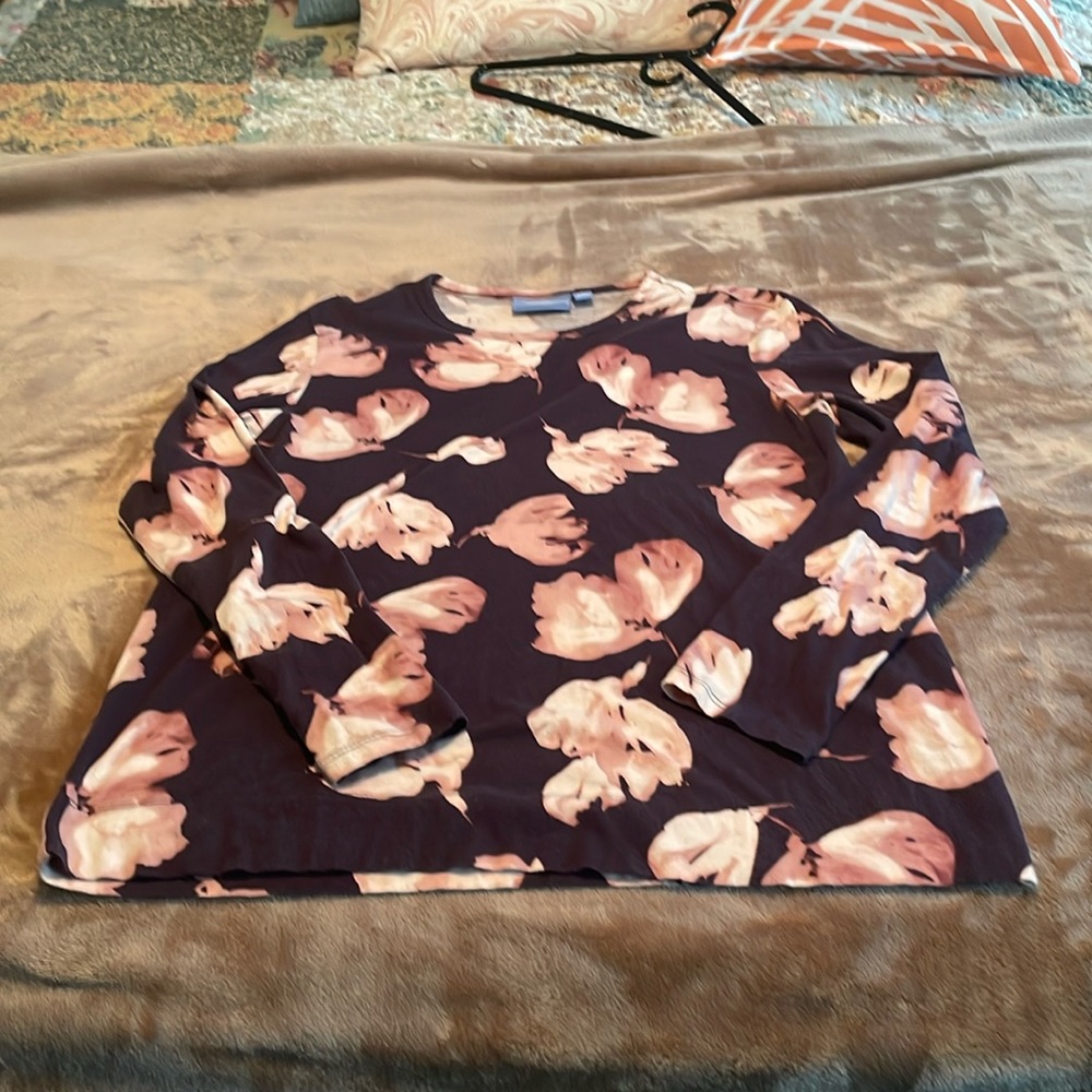 Simply Vera Wang tee shirt., size large.